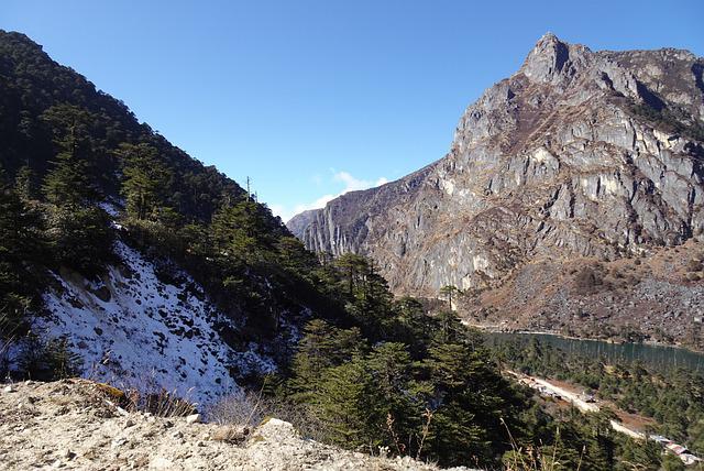 Shonga-tser Lake